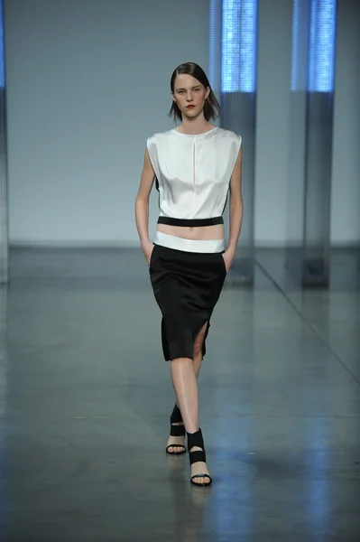 Modelo camina en Helmut Lang desfile de moda — Foto de Stock