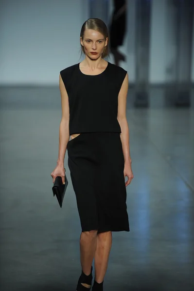 Model yürür helmut lang defile — Stok fotoğraf