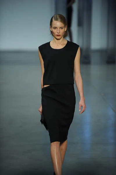 Model walks at Helmut Lang fashion show — Stock Photo, Image