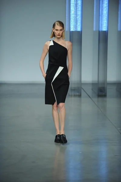 Modell séta a Helmut Lang divatbemutató — Stock Fotó