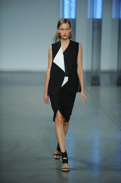 Model loopt op helmut lang modeshow — Stockfoto