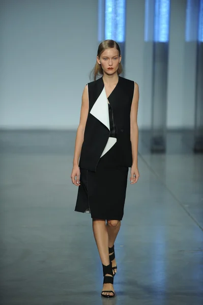 Modelo camina en Helmut Lang desfile de moda — Foto de Stock