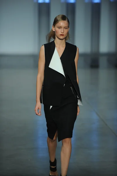 Modelo camina en Helmut Lang desfile de moda — Foto de Stock