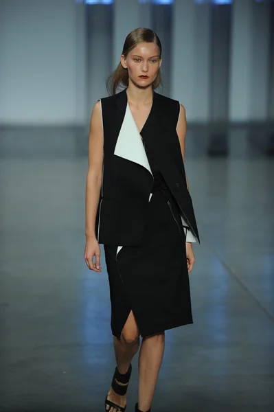 Modelo camina en Helmut Lang desfile de moda — Foto de Stock