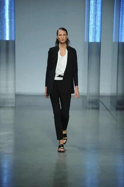 Model yürür helmut lang defile — Stok fotoğraf