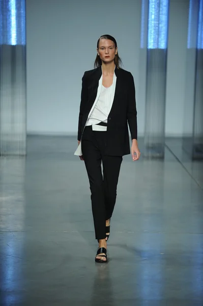 Modelo caminha no desfile de moda Helmut Lang — Fotografia de Stock