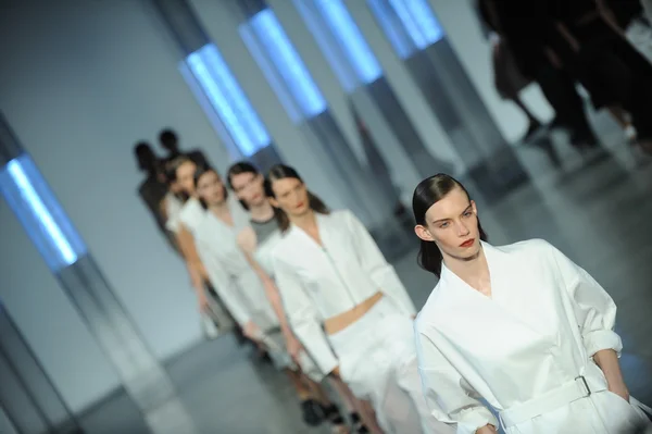 Model di runway finale Helmut Lang fashion show — Stok Foto