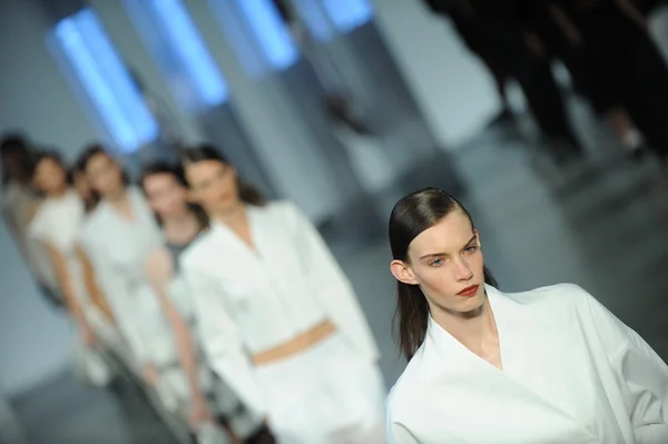 Models at runway finale Helmut Lang fashion show — Stock Photo, Image