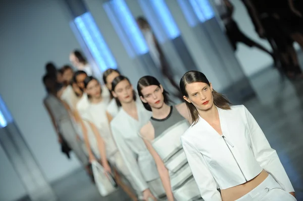 Models at runway finale Helmut Lang fashion show — Stock Photo, Image
