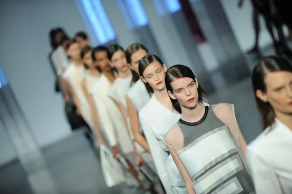 Models at runway finale Helmut Lang fashion show — Stock Photo, Image