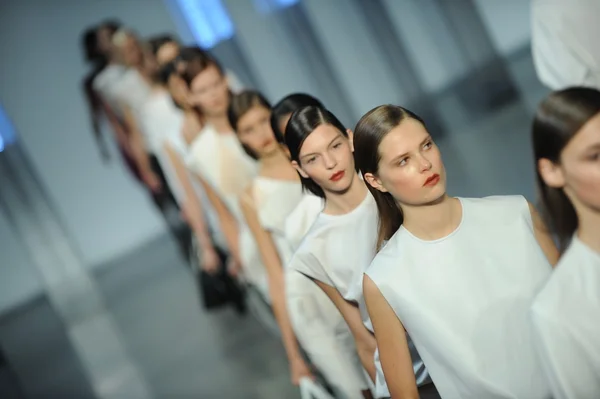 Modelos en el desfile de Helmut Lang — Foto de Stock