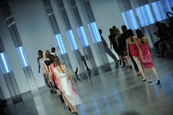 Modelos no final da pista Helmut Lang desfile de moda — Fotografia de Stock