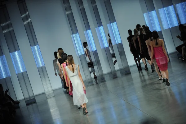 Modelos no final da pista Helmut Lang desfile de moda — Fotografia de Stock