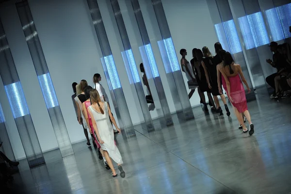 Pist finale modellerini helmut lang defile — Stok fotoğraf