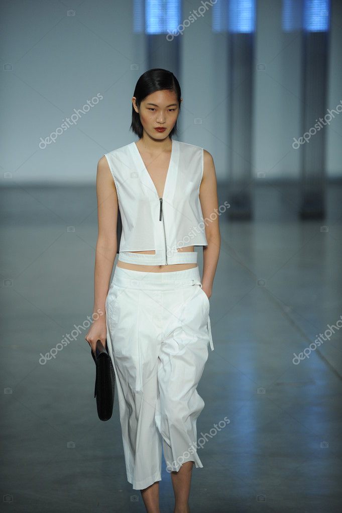 Model walks at Helmut Lang fashion show – Stock Editorial Photo