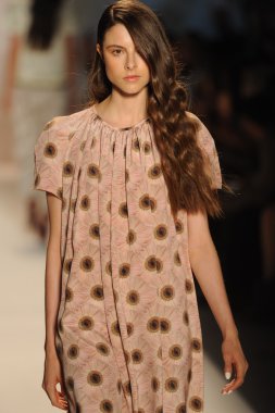 Nur moda tarafından öğle saatlerinde modeli göster