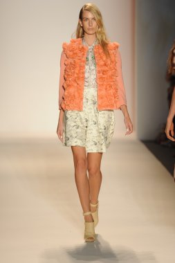 Nur moda tarafından öğle saatlerinde modeli göster