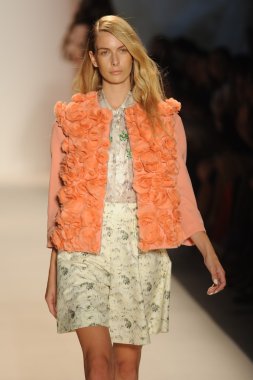 Nur moda tarafından öğle saatlerinde modeli göster