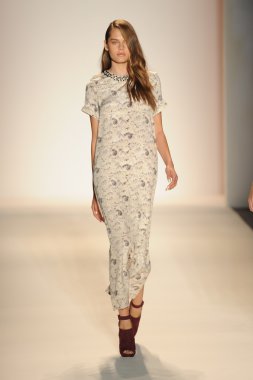 Nur moda tarafından öğle saatlerinde modeli göster