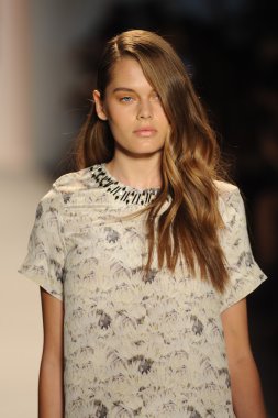 Nur moda tarafından öğle saatlerinde modeli göster