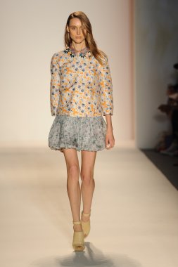 Nur moda tarafından öğle saatlerinde modeli göster