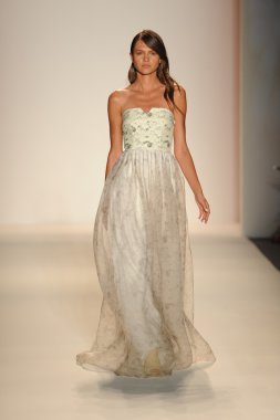 Nur moda tarafından öğle saatlerinde modeli göster