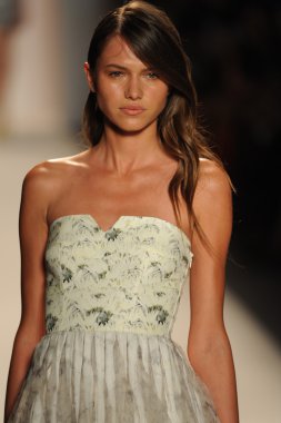 Nur moda tarafından öğle saatlerinde modeli göster