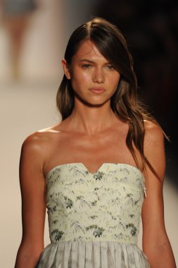 Nur moda tarafından öğle saatlerinde modeli göster