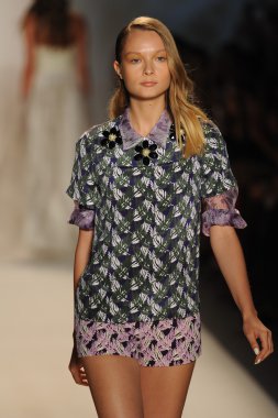 Nur moda tarafından öğle saatlerinde modeli göster