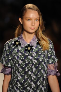 Nur moda tarafından öğle saatlerinde modeli göster