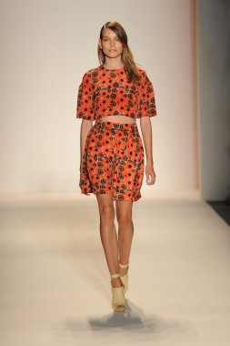 Nur moda tarafından öğle saatlerinde modeli göster