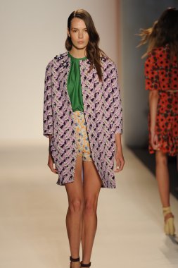 Nur moda tarafından öğle saatlerinde modeli göster