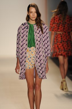 Nur moda tarafından öğle saatlerinde modeli göster