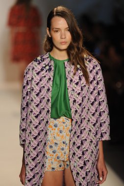 Nur moda tarafından öğle saatlerinde modeli göster