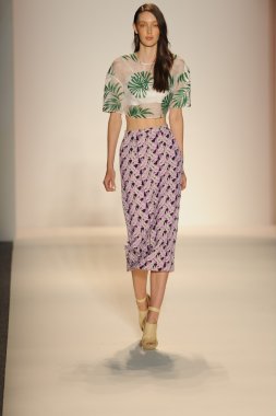 Nur moda tarafından öğle saatlerinde modeli göster