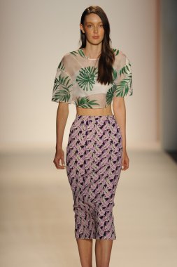 Nur moda tarafından öğle saatlerinde modeli göster