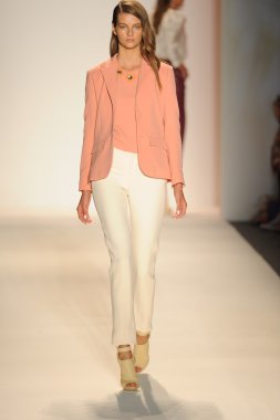 Nur moda tarafından öğle saatlerinde modeli göster