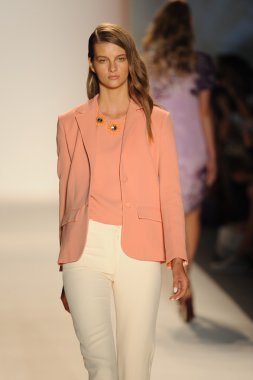 Nur moda tarafından öğle saatlerinde modeli göster