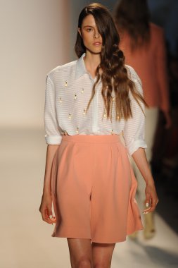 Nur moda tarafından öğle saatlerinde modeli göster