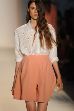 Nur moda tarafından öğle saatlerinde modeli göster