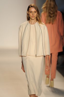 Nur moda tarafından öğle saatlerinde modeli göster