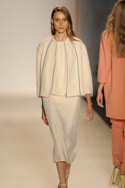 Nur moda tarafından öğle saatlerinde modeli göster