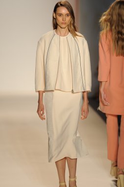 Nur moda tarafından öğle saatlerinde modeli göster