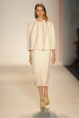 Nur moda tarafından öğle saatlerinde modeli göster