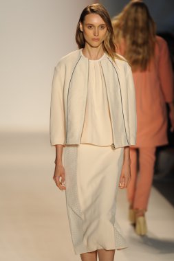 Nur moda tarafından öğle saatlerinde modeli göster