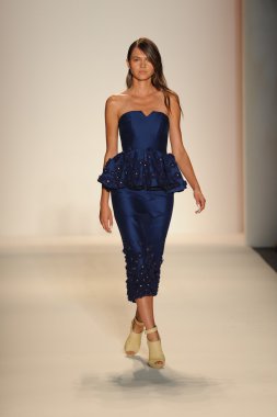 Nur moda tarafından öğle saatlerinde modeli göster