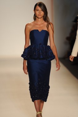 Nur moda tarafından öğle saatlerinde modeli göster