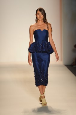 Nur moda tarafından öğle saatlerinde modeli göster