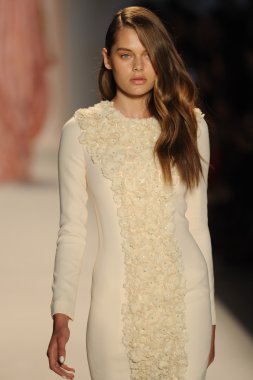 Nur moda tarafından öğle saatlerinde modeli göster