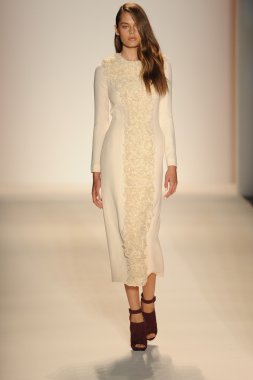 Nur moda tarafından öğle saatlerinde modeli göster